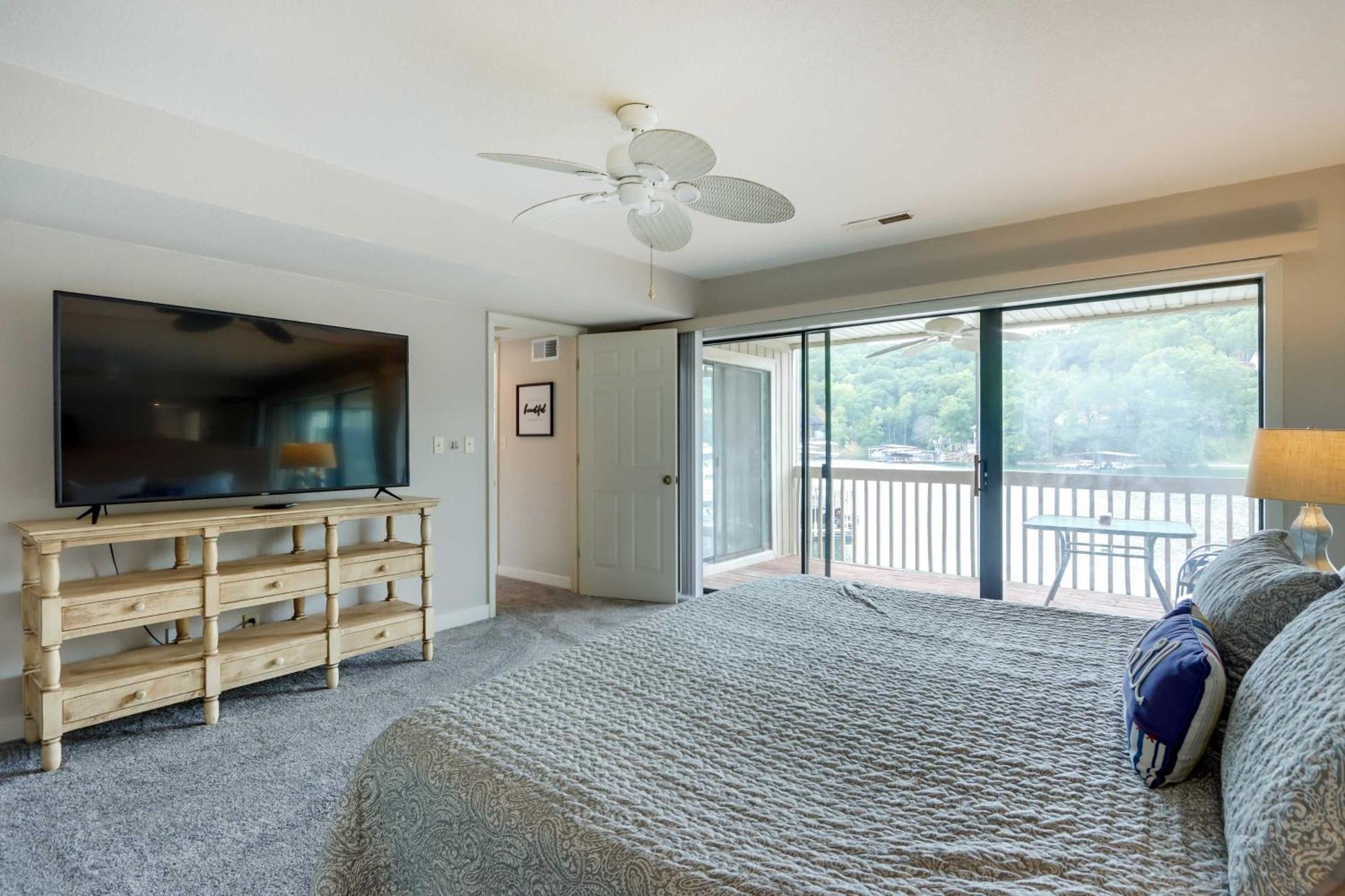 Lakefront Osage Beach Condo With Community Pool Bagian luar foto